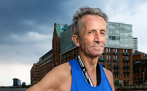 Quelle: Karsten Thormaehlen Horst Preisler ist 78 Jahre alt und Ultramarathonläufer. Fotograf Karsten Thormaehlen hat ihn für seine Serie "Silver Heroes" fotografiert.